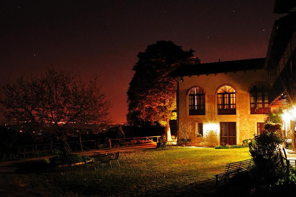 לינה וארוחת בוקר Trezzo Tinella Casa Branzele מראה חיצוני תמונה