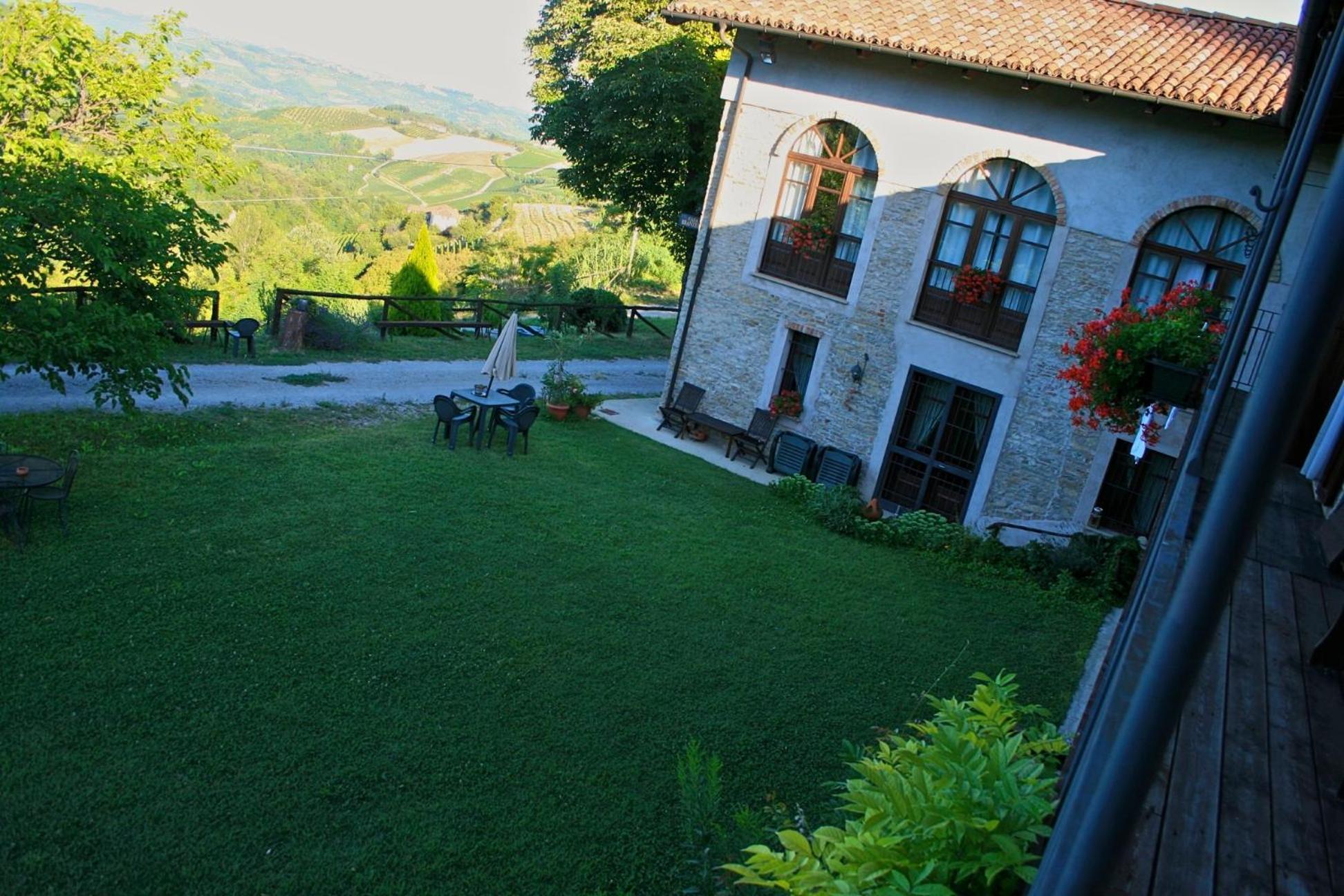 לינה וארוחת בוקר Trezzo Tinella Casa Branzele מראה חיצוני תמונה