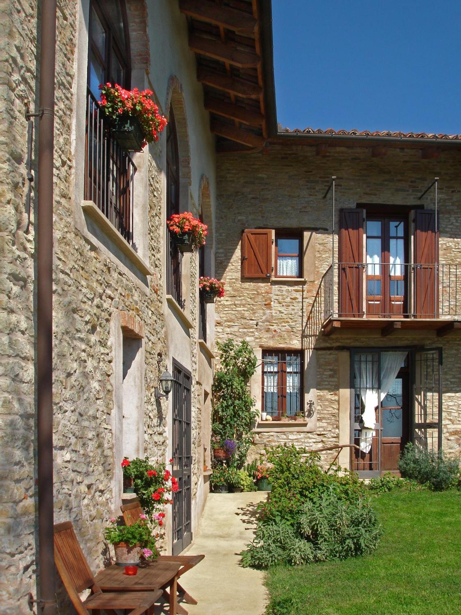 לינה וארוחת בוקר Trezzo Tinella Casa Branzele מראה חיצוני תמונה