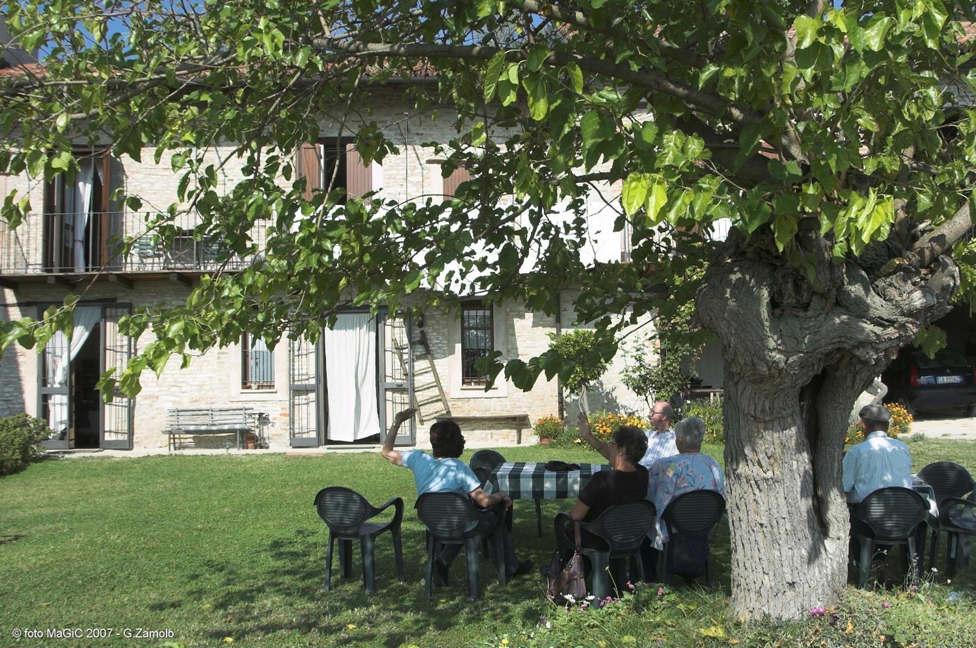 לינה וארוחת בוקר Trezzo Tinella Casa Branzele מראה חיצוני תמונה
