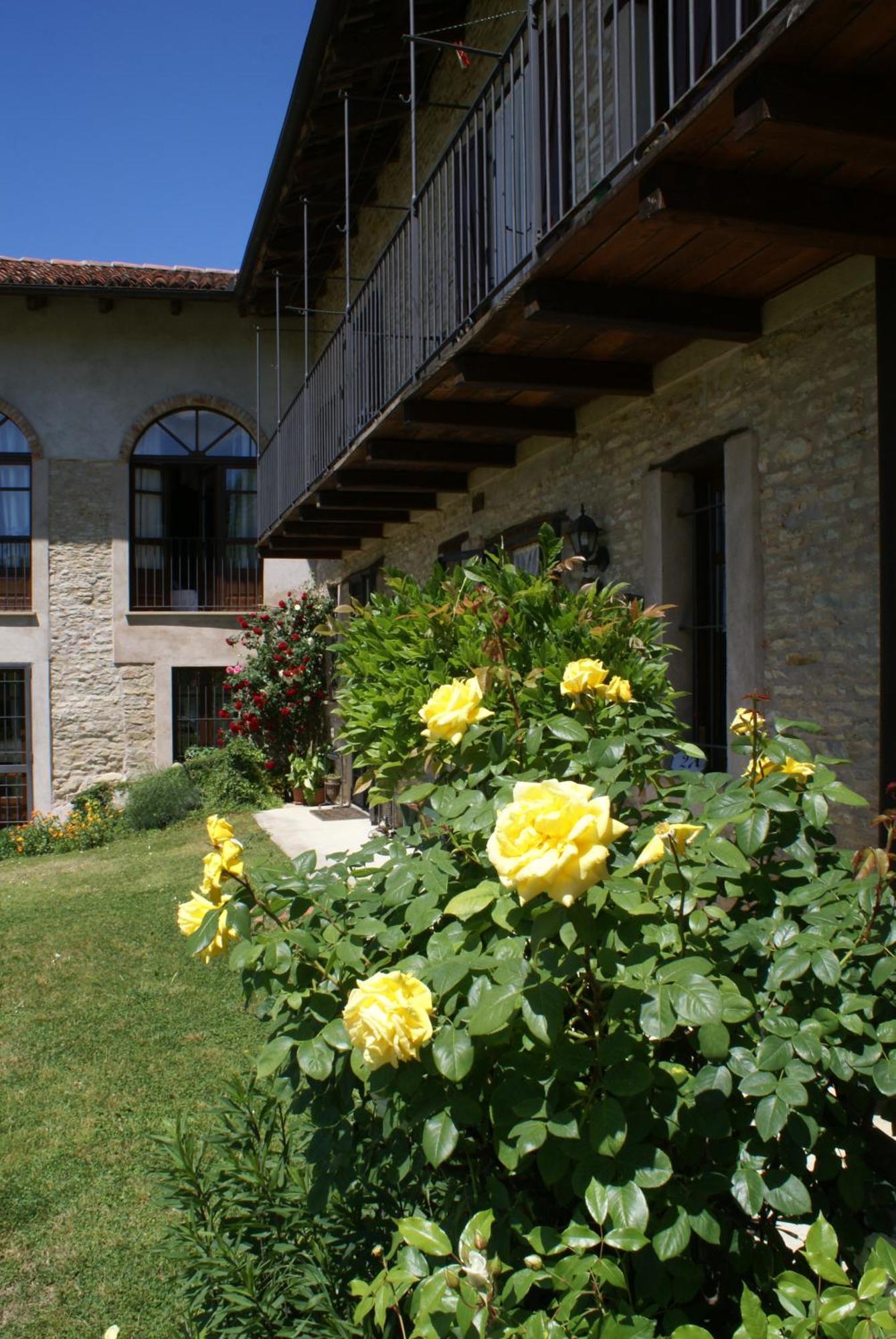 לינה וארוחת בוקר Trezzo Tinella Casa Branzele מראה חיצוני תמונה